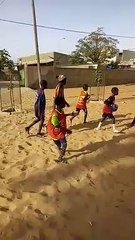 ECOLE DE FOOT au SENEGAL avec matériel (ballons/chasubles) offert par le PCEF