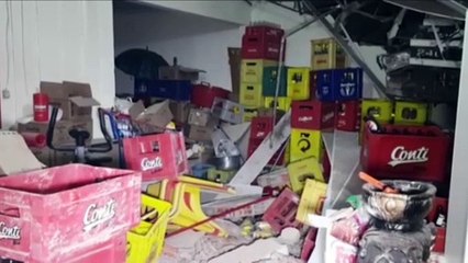 Carreta desgovernada invade imóvel no Bairro Santa Felicidade