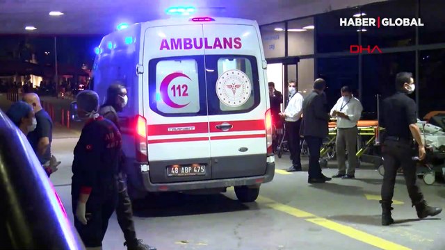 Enkaz altında kalanların yakınları hastaneye koştu! kimisi sinir krizi geçirdi, kimisi umutla bekliyor