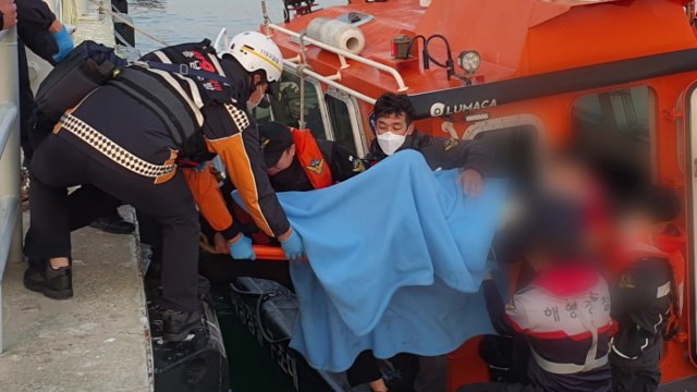 원산안면대교 교각에 낚싯배 충돌...3명 사망·19명 부상 / YTN