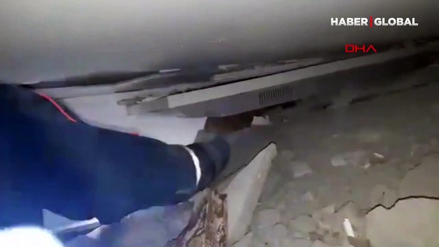 Enkaz altında kalan kedinin kurtarılma anı kamerada