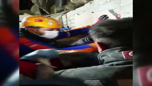 Gülçin Aykut Soydan ve Fadime Tolu'nun Yılmaz Erbek Apartmanı enkazından kurtarılma anları kamerada