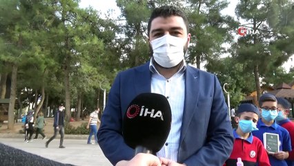 İmam hatip öğrencileri Mevlid-i Nebi Haftası nedeniyle kitap dağıttı