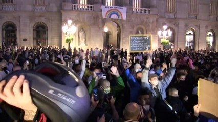 شاهد: اشتباكات عنيفة في برشلونة بعد فرض قيود مرورية لمكافحة تفشي كورونا