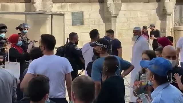 Miles de palestinos se echan a las calles para protestar contra Macron y pedir el boicot de Francia