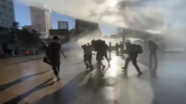 Disturbios en las calles de Santiago de Chile tras la aprobación de cambio de Constitución