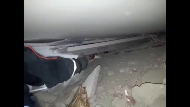 Aparatoso rescate de un gato atrapado bajo los escombros en Esmirna