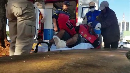 Andarilho é atropelado por moto no canteiro da Avenida Brasil