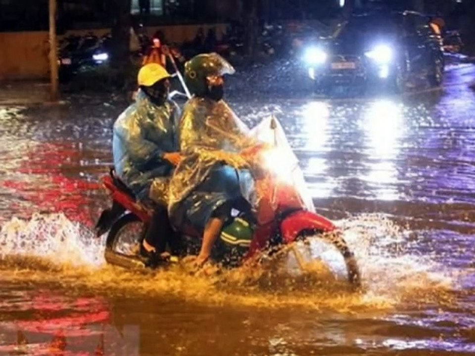 Đường phố Hà Nội đã rút hết nước ngập sau cơn 'mưa vàng'