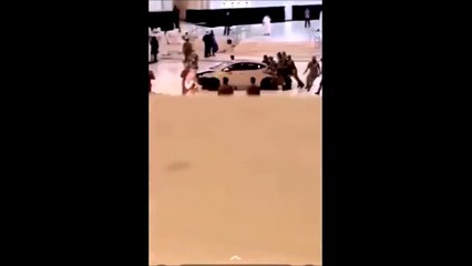 Une  voiture fonce sur l'esplanade de la Kaaba, à la Mecque en Arabie Saoudite