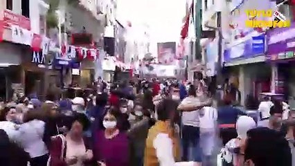 Sokak röportajı sırasında depreme yakalandı