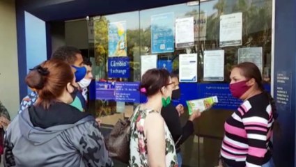 Mesmo com agência fechada, muitos procuram a Caixa nesta manhã