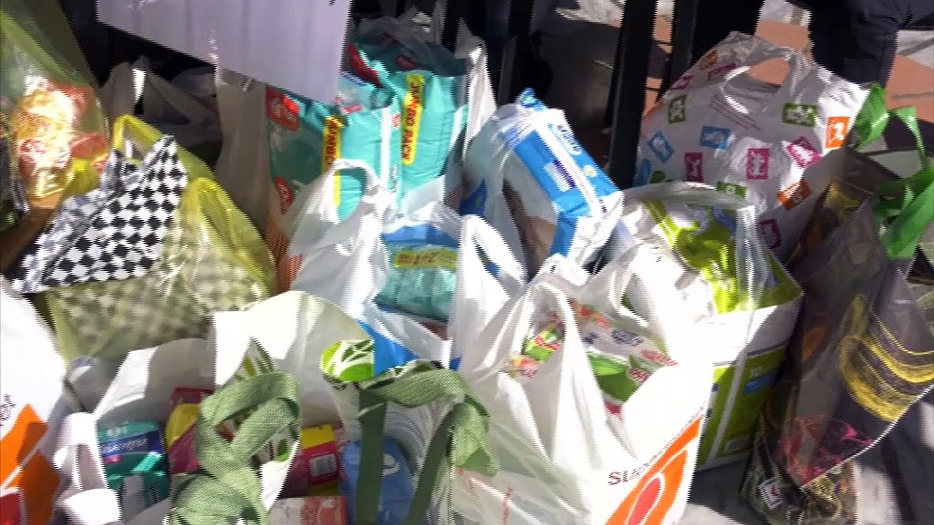 Λαμία: Συγκέντρωση τροφίμων και ειδών πρώτης ανάγκης από τον Ερυθρό Σταυρό  για τους πληγέντες του «Ιανού» και του σεισμού στη Σάμο - video Dailymotion