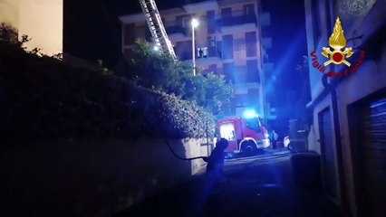 Cagliari - In fiamme tettoia di una palazzina (31.10.20)