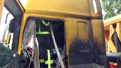 Yanan tırını gözyaşlarıyla izledi