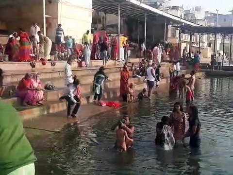 पुष्कर सरोवर में बिना सोशल डिस्टेंस श्रद्धालुओं ने लगाई डुबकी, देखें वीडियो