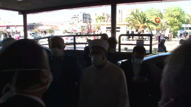 Diyanet İşleri Başkanı Erbaş’dan tedavileri süren depremzedelere geçmiş olsun ziyareti