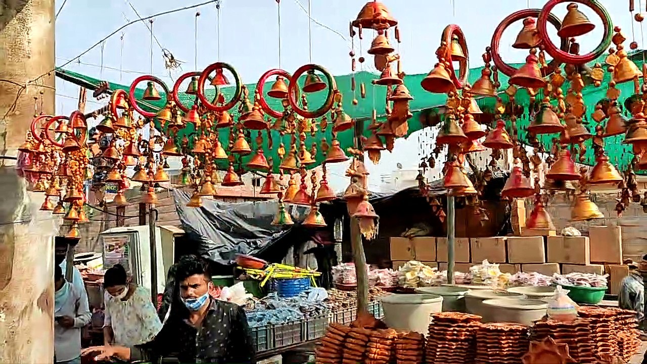 मिट्टी के बर्तनों व दीपकों से सजा बाजार