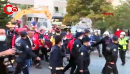 Enkaz altındaki Halim Sarı, 26 saat sonra yaralı olarak kurtarıldı