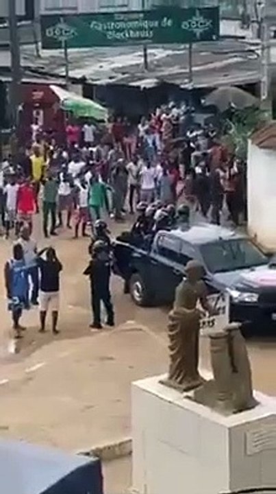 DÉSOBÉISSANCE CIVILE : COCODY BLOKOSSO La police chassée du village après un affrontement avec la population . Force au peuple !