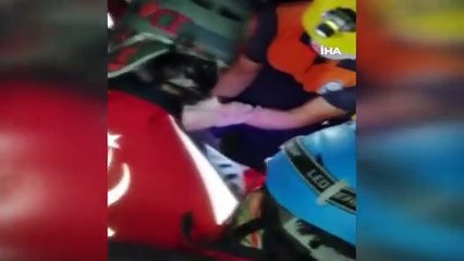 İzmir’de meydana gelen depremde göçük altında kalan bir kadını Sakarya UMKE ekibi kurtardı