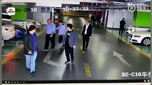 Une conductrice réussit à rayer une Maserati, une Audi, et une BMW pour sortir de sa place de Parking !