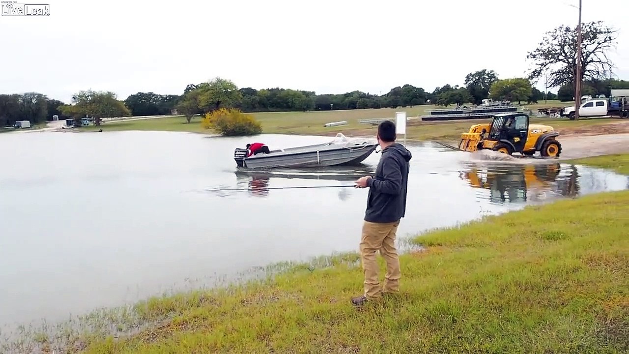 Il met à l'eau son bateau et perd sa remorque au fond de l'eau