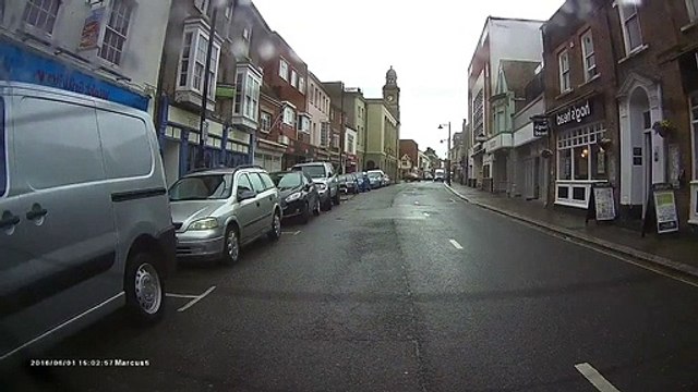 Il se fait doubler par une moto sans pilote... Dingue