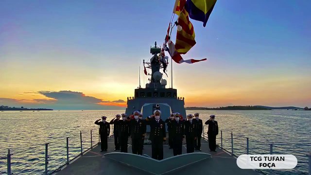 Gemilerimizde günbatımında Bayrak Töreni yapılarak İstiklal Marşı okundu