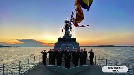 Gemilerimizde  günbatımında Bayrak Töreni yapılarak İstiklal Marşı okundu