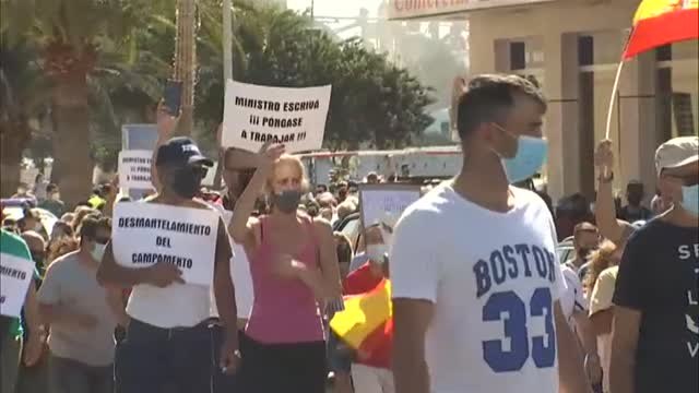 Cientos de canarios se manifiestan en Arguineguin contra la situación de los inmigrantes