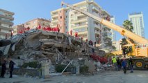 رجال الإسعاف يواصلون العمل بحثا عن ناجين تحت أنقاض زلزال إزمير