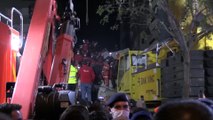 İzmir'deki depremden 33 saat sonra bir kişi enkazdan yaralı olarak çıkarıldı