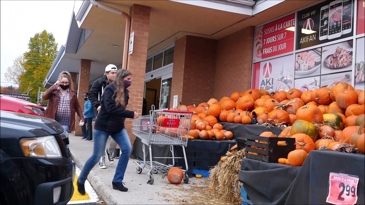 Halloween: Deux estie de tarla qui se pense ben comique se font ramasser par une dame qui la trouve vraiment pas drole lol