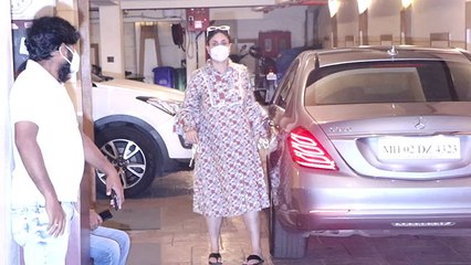 Kareena Kapoor Khan spotted with Mom Babita at her house |FilmiBeat