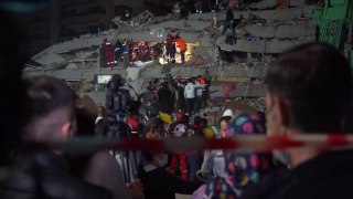 İzmir Depremi: İzmirli depremzedeler geceyi nasıl geçirdi?