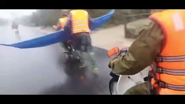 Xúc động hình ảnh Thượng úy công an giữ thuyền chạy theo xe máy hơn 2km đi cứu dân