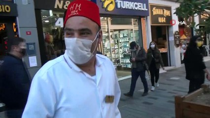 Taksim’de Cadılar Bayramı sebebiyle özel kostümle dolaşan 3 kadına yoğun ilgi