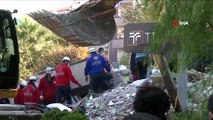 İzmir’in Seferihisar ilçesinde meydana gelen 6.6 büyüklüğündeki depremin ardından enkaza dönen Bayraklı ilçesindeki Doğanlar Apartmanında ekipler iki kişinin cesedine ulaştı