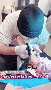 Laeticia Hallyday a rejoint Jalil Lespert à Rome pour le week-end du 31 octobre-1er novembre 2020. Elle fait tatouer, tout comme son compagnon.