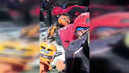 70 Yaşındaki Ahmet Çitim'in Enkazdan Çıkarılma Anları Kamerada