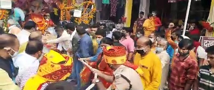 दुर्गापूजा विसर्जन: DM-SP ने ही सोशल डिस्टेंसिंग के नियम कानून की उड़ाई धज्जियां, देखिए वीडियो