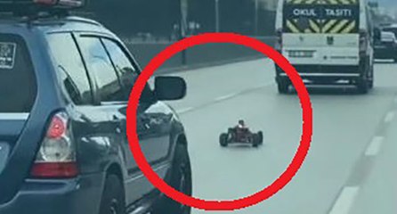 Eşi istedi diye 14 bin liralık oyuncakla trafiğe çıktı, ehliyetine el konulup gözaltına alındı