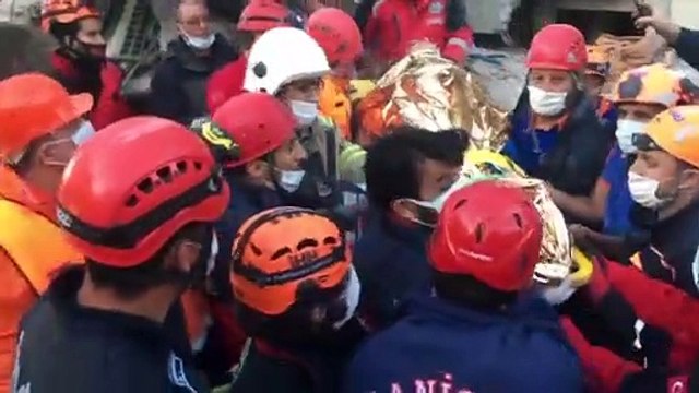 Törökország: 103 embert mentettek ki élve a romok alól a földrengés után