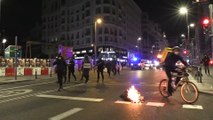 Barricadas, cargas policiales, contenedores quemados: así fue la noche de disturbios en la Gran Vía