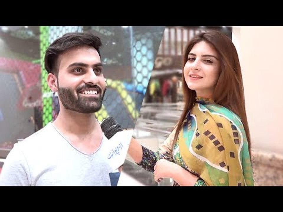 وہ کونسی ایسی چیز ہے جو ہمیشہ اوپر جاتی ہے لیکن اپنی جگہ سے نہیں ہلتی؟