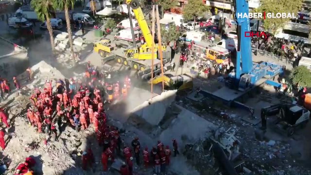 İzmir'de yürekler ağza geldi! Kurtarma çalışmalarında beton çöktü, 3 kişi boşluğa düştü