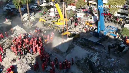 İzmir'de yürekler ağza geldi!  Kurtarma çalışmalarında beton çöktü, 3 kişi boşluğa düştü