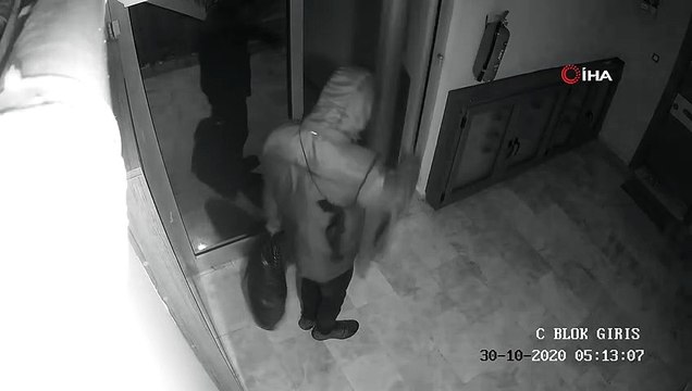Çaldığı ayakkabıları taşırken zorlandı...Hırsızlık zanlısı kamerada