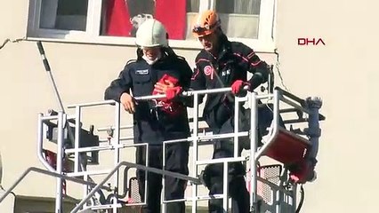 Kurtarma ekibi, yan yatan binada Türk bayrağını öpüp katlayarak indirdi